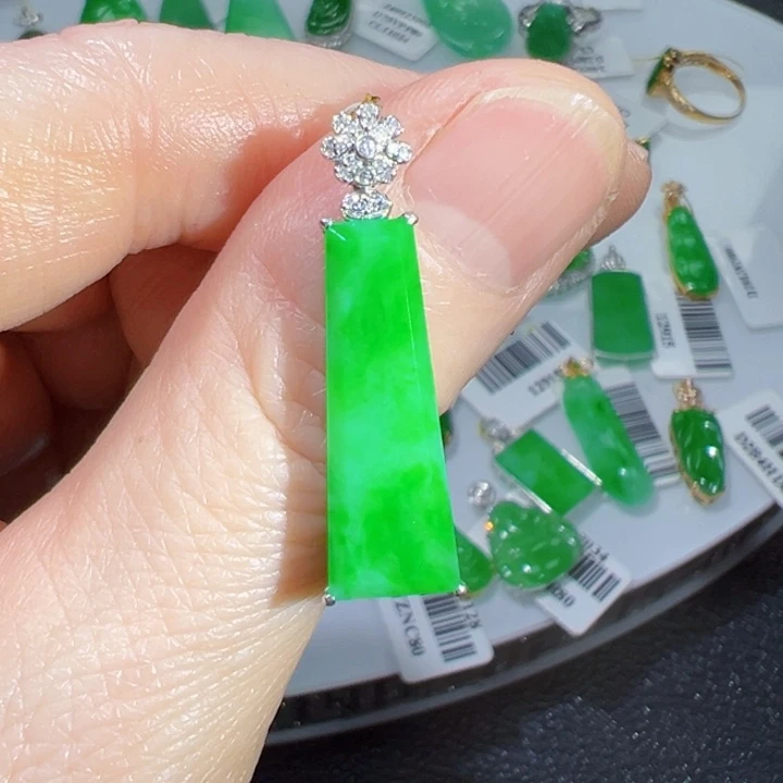 颈饰18K金镶嵌翡翠