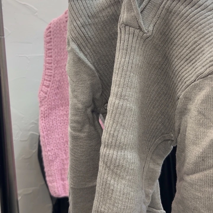 老粉人手一件的 灰色连帽针织衫