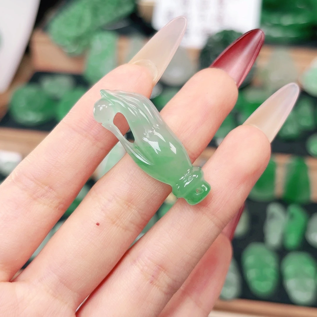 石英质玉（非洲翠）未镶嵌颈饰