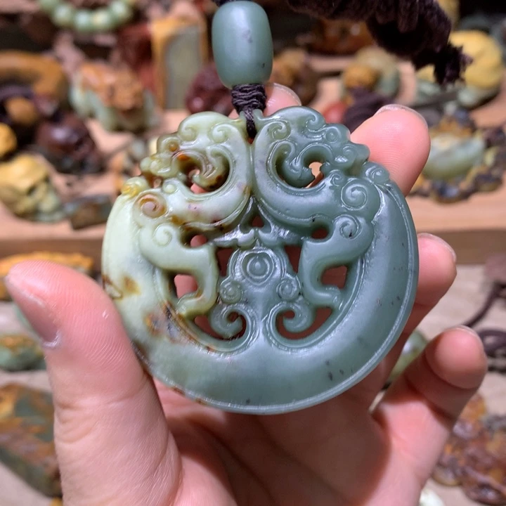 未镶嵌岫岩河磨玉（透闪石质玉）挂件最****人