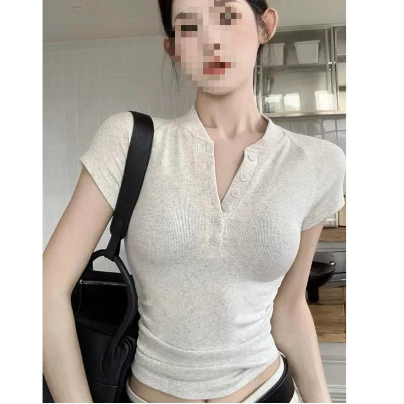 2025夏季韩版设计款领纽扣修身显瘦百搭简约纯色正肩短袖恤女.