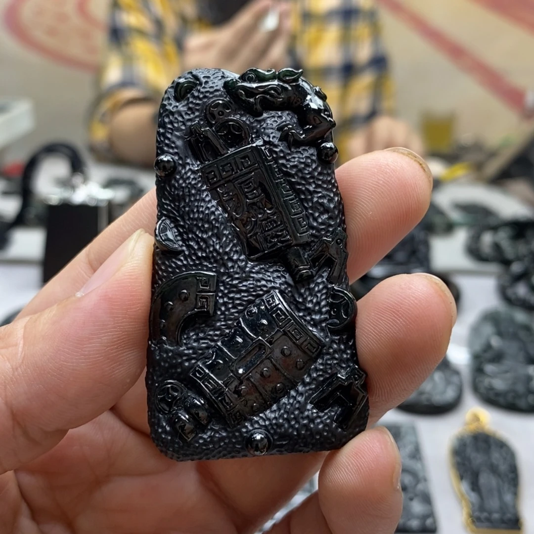 翡翠未镶嵌颈饰八破图