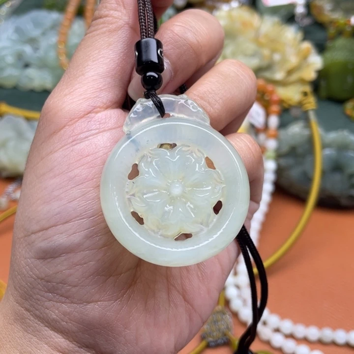 蛇纹石玉吊坠合金