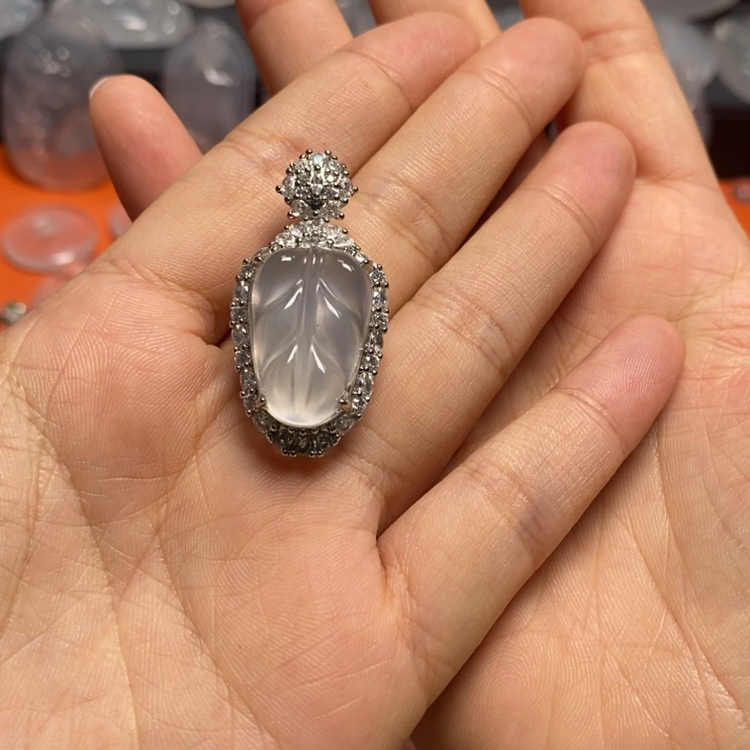 ****石英质玉合金颈饰