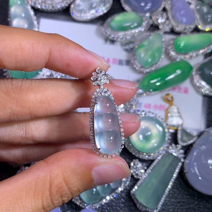 翡翠挂件18K金镶嵌翡翠