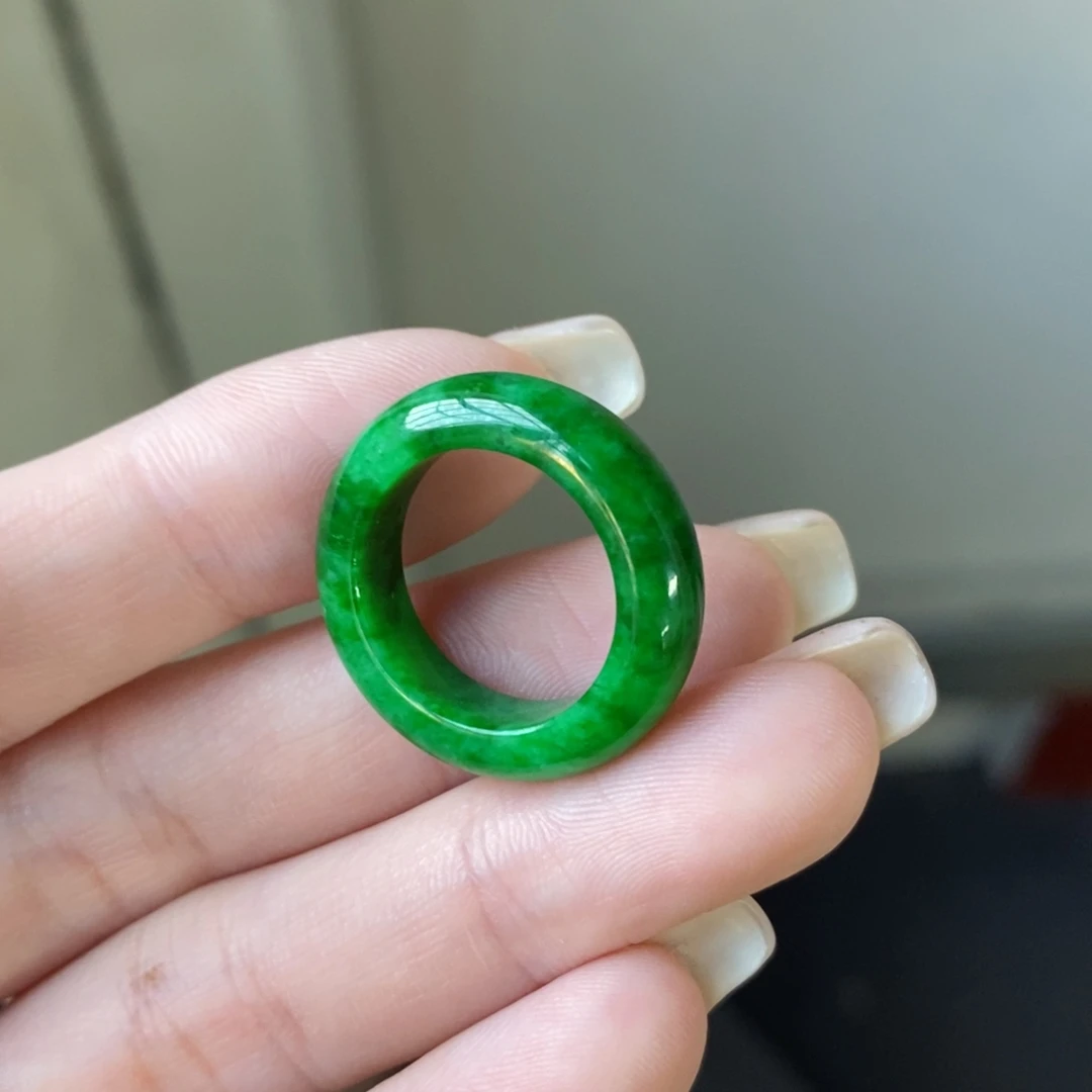 迎***媛翡翠未镶嵌戒圈辣阳绿