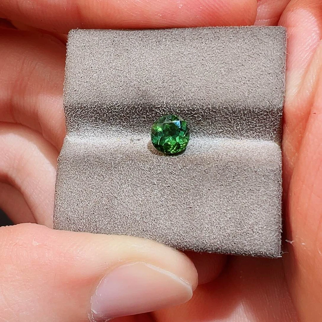 碧玺裸石未镶嵌M*A0.88克拉天然电光绿碧玺