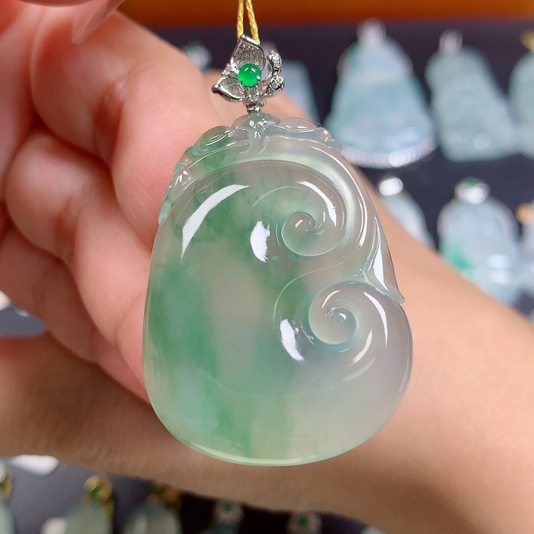 颈饰18K金镶嵌翡翠大如意