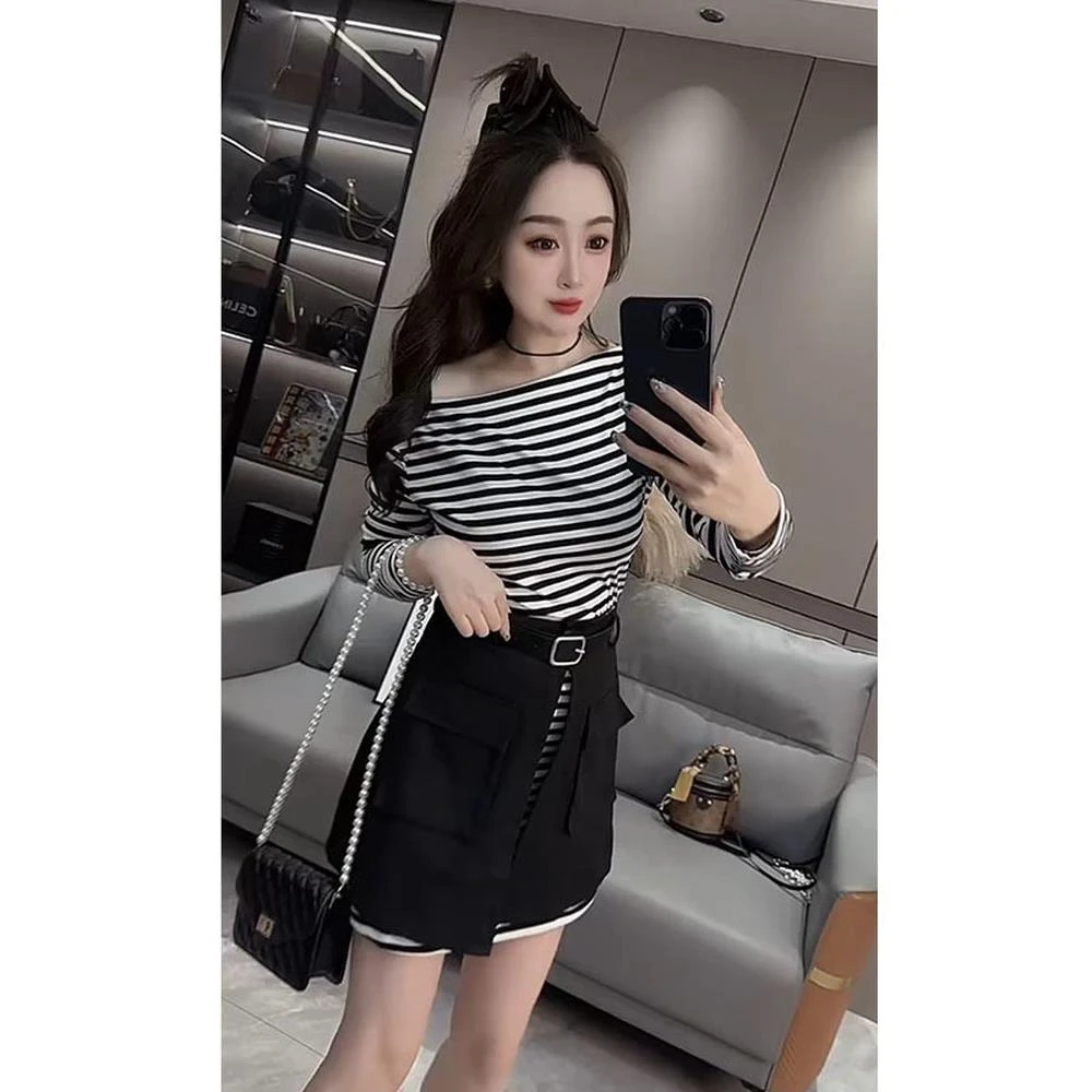 韩系2025秋季新款辣妹纯欲黑白撞色条纹斜肩裙子加洋气短裙两件套