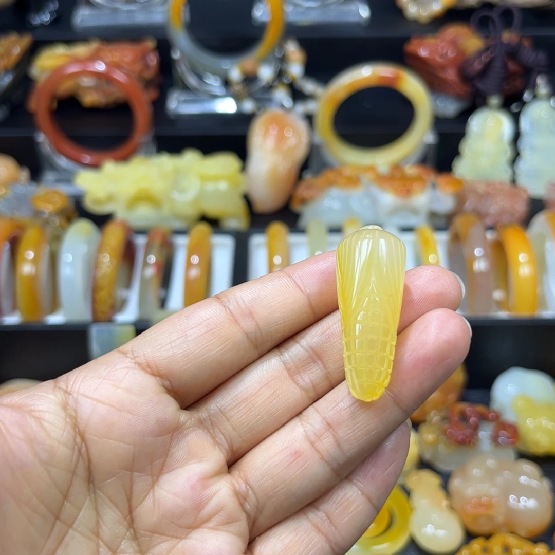 石英质玉（黄龙玉）未镶嵌颈饰
