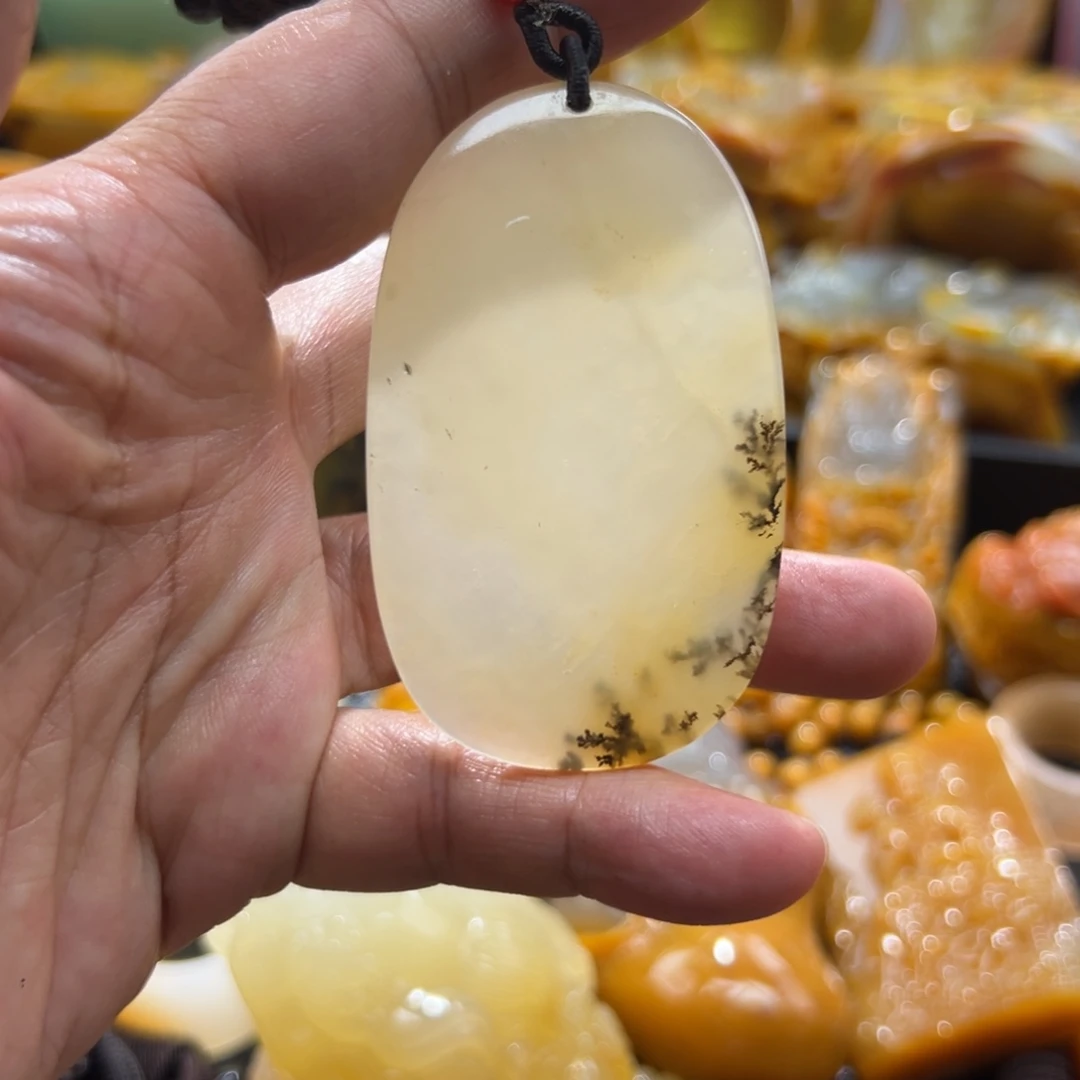 颈饰未镶嵌石英质玉