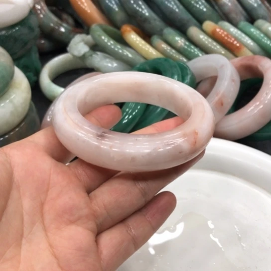 未镶嵌石英质玉珠宝半成品芒**丁