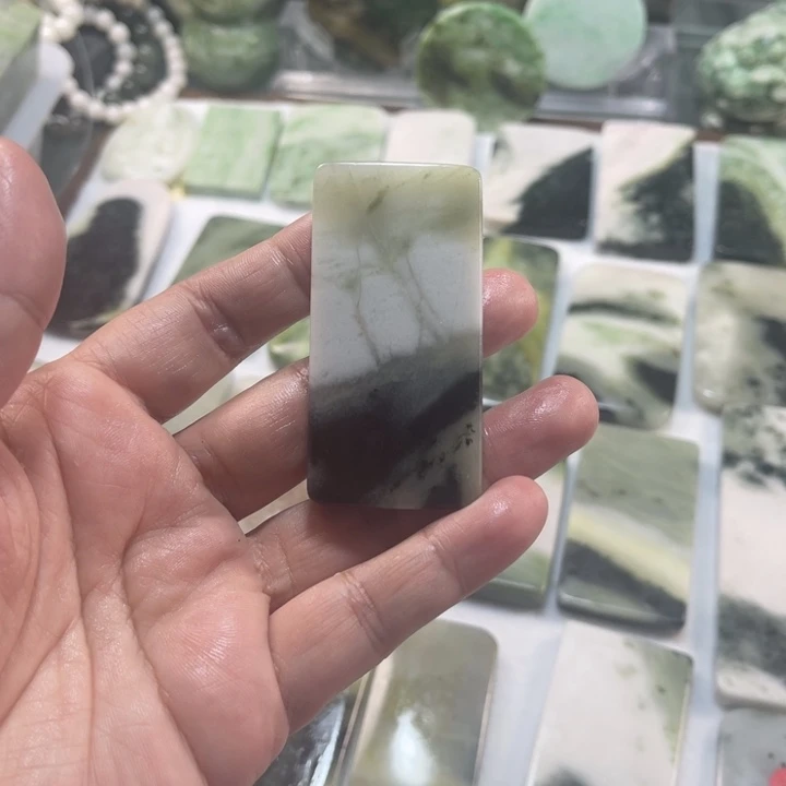 独山玉颈饰未镶嵌友*