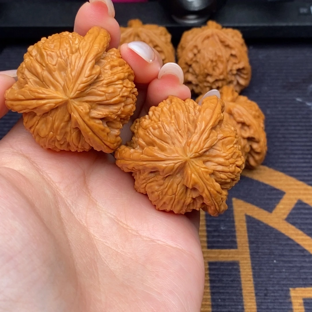 一***彩文玩核桃吊坠白狮子正奔