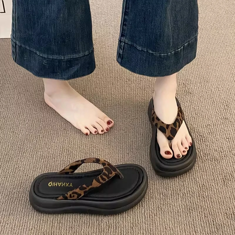 豹纹人字拖女夏外穿时尚2025新款海边沙滩鞋厚底坡跟夹脚趾凉拖鞋