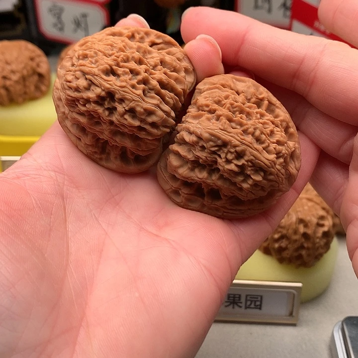 文玩核桃吊坠44尺全品三角南疆石561号