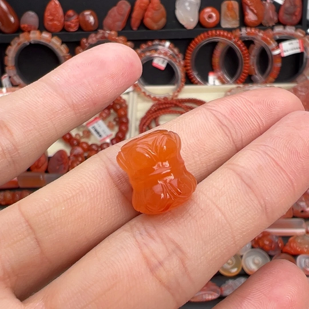 南红玛瑙未镶嵌颈饰并蒂莲
