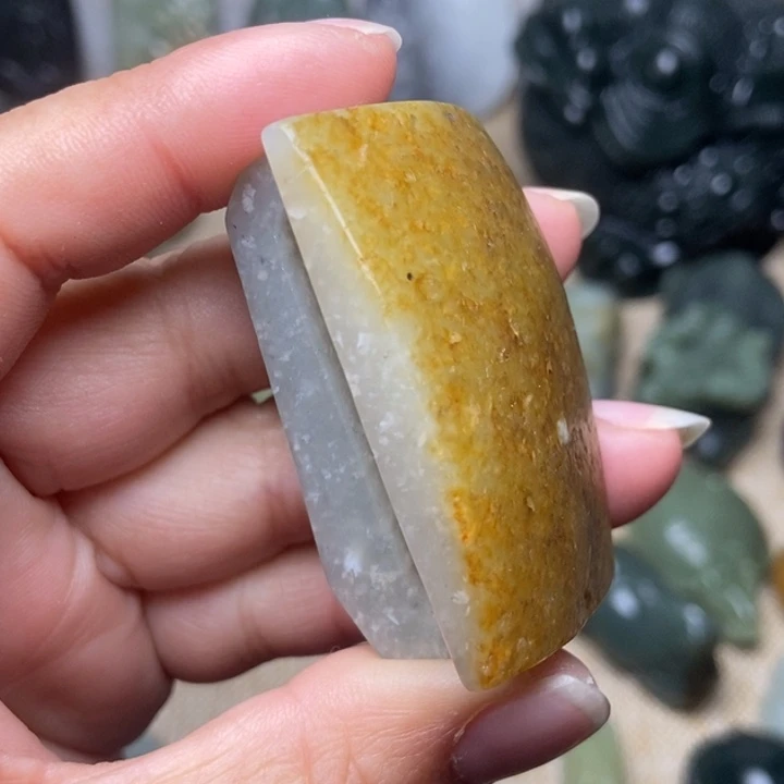 和田玉未镶嵌颈饰有棉点