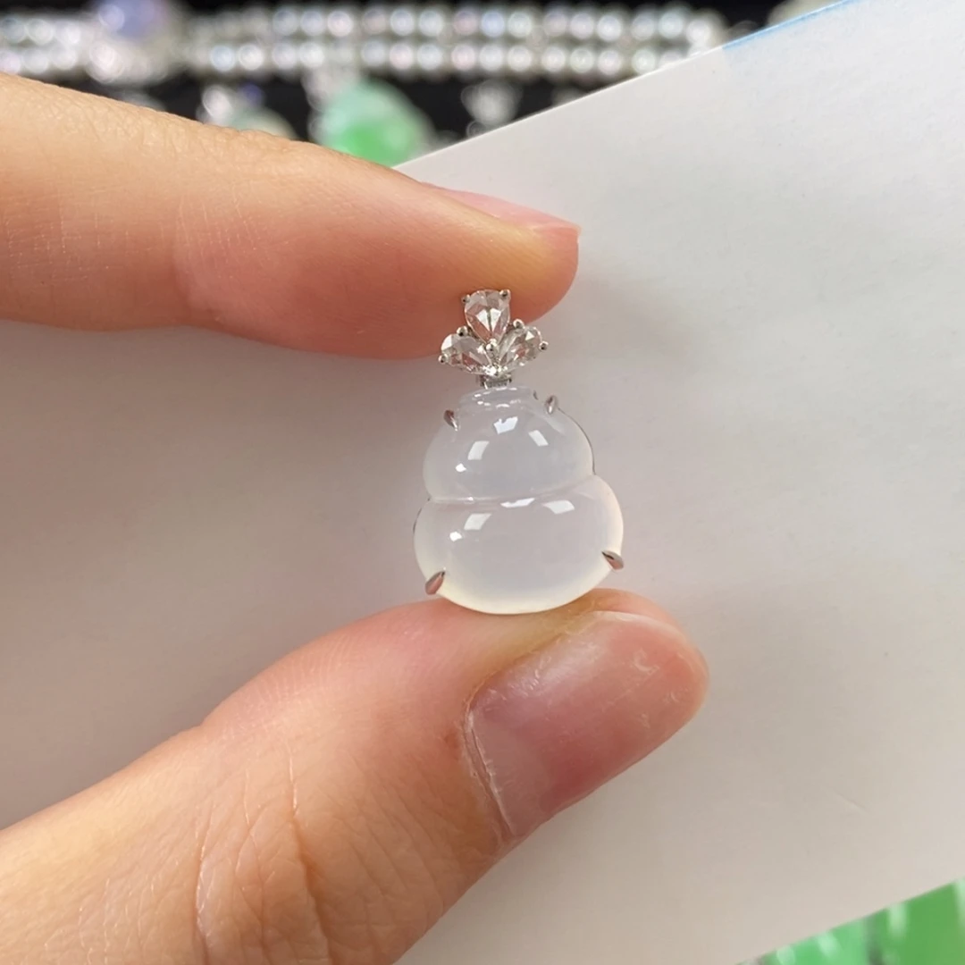 颈饰18K金镶嵌翡翠葫芦