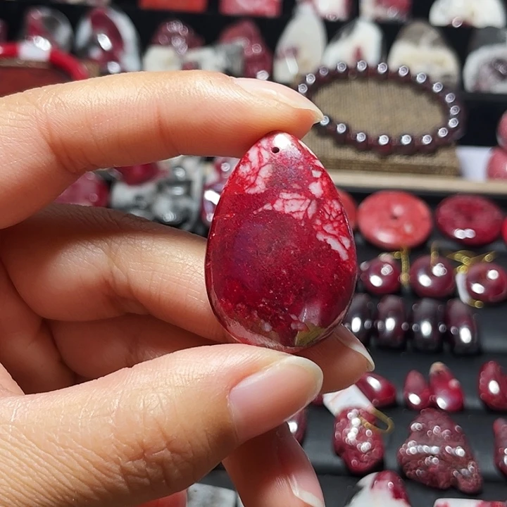 天然辰砂原矿水滴吊坠29.1克