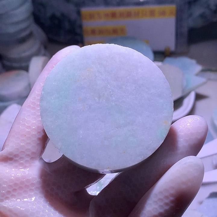 翡翠未镶嵌颈饰边角料