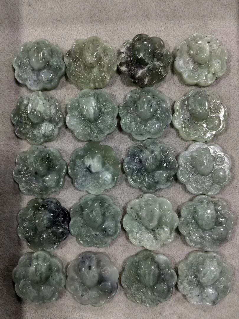 天然岫玉月饼兔吊坠多样性发货其中之一（默认有瑕，介意勿拍）