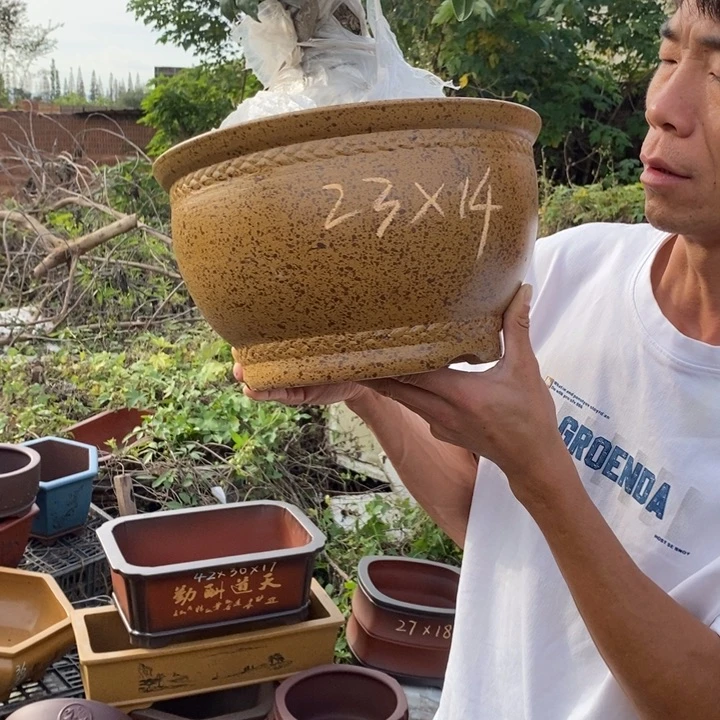 紫砂花盆紫砂艺术学院的学生