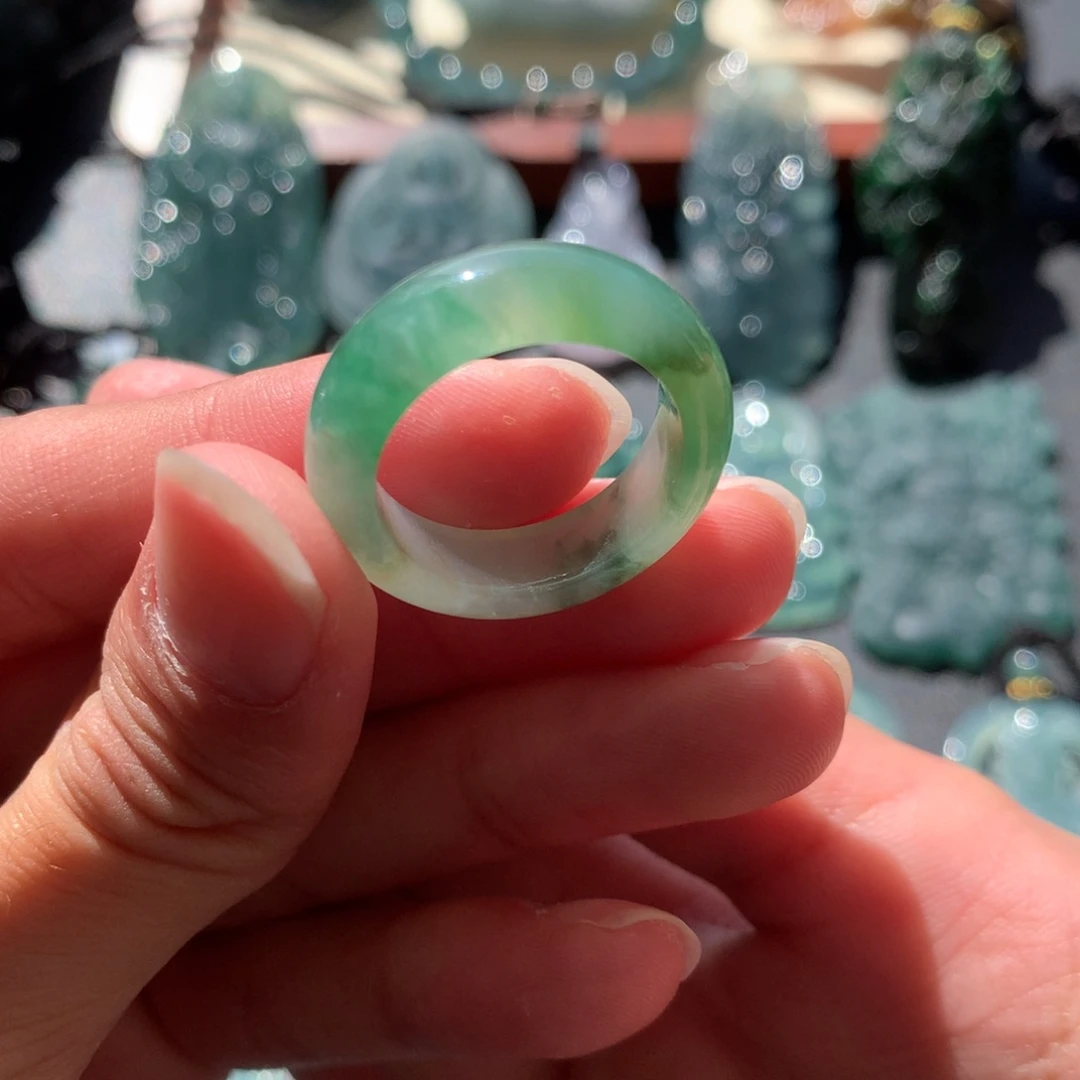 翡翠未镶嵌颈饰戒指
