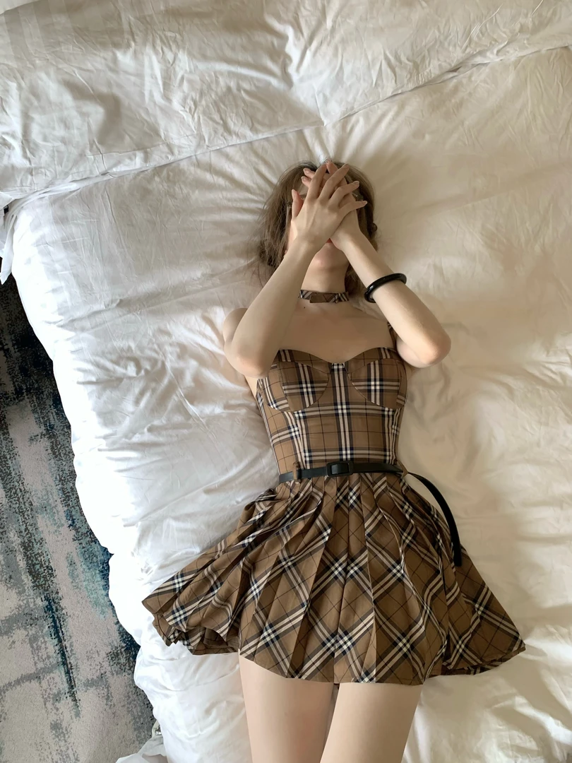 ishui-耶鲁少女-ins少女英伦棕色格纹辣妹复古气质慵懒吊带连衣裙