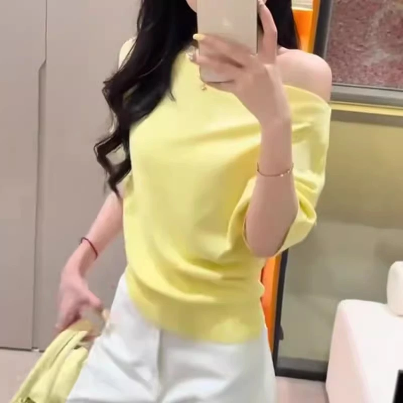 多巴胺黄色斜肩露肩短袖冰丝针织衫女夏季收腰显瘦独特一字肩上衣