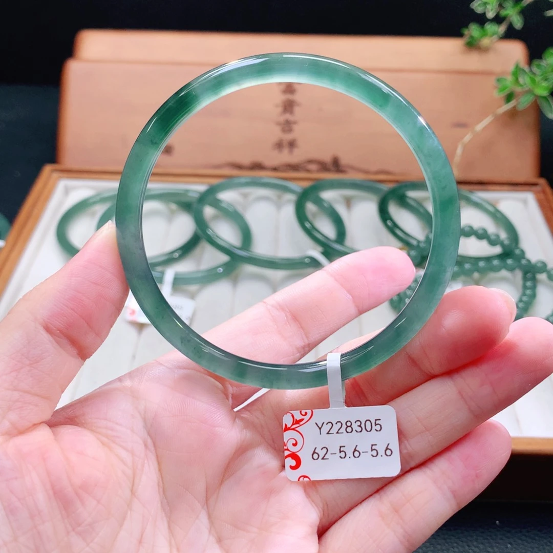 翡翠手镯（圆镯）未镶嵌