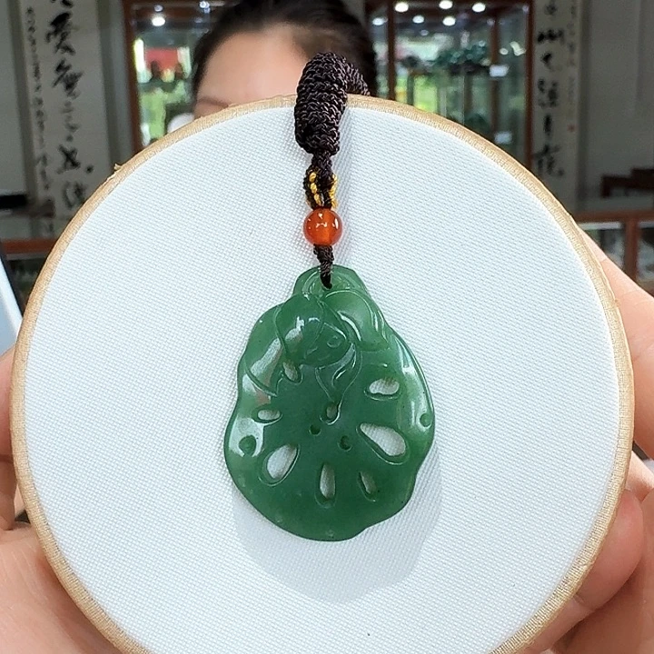 颈饰未镶嵌密玉（石英质玉）