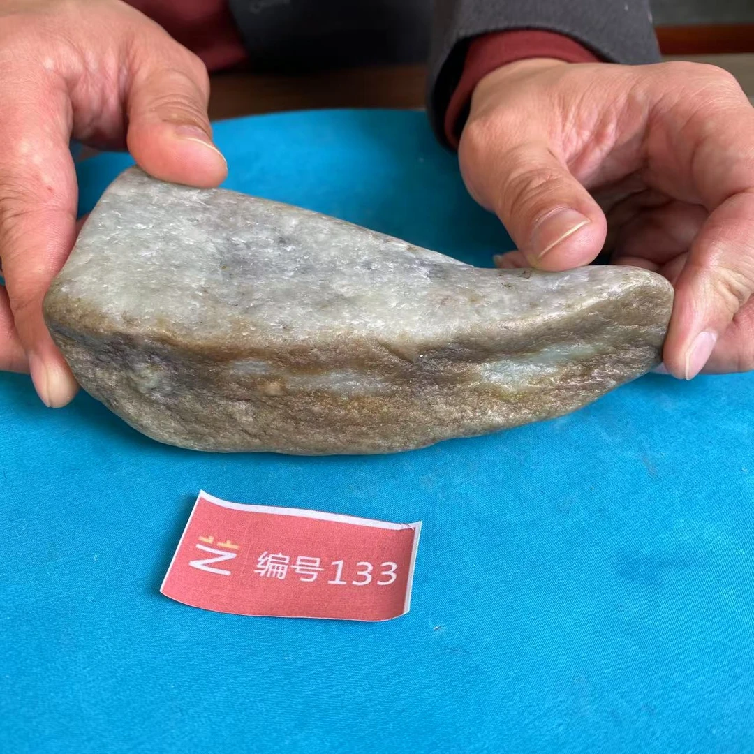 现货新疆玉料原石发一件编号133