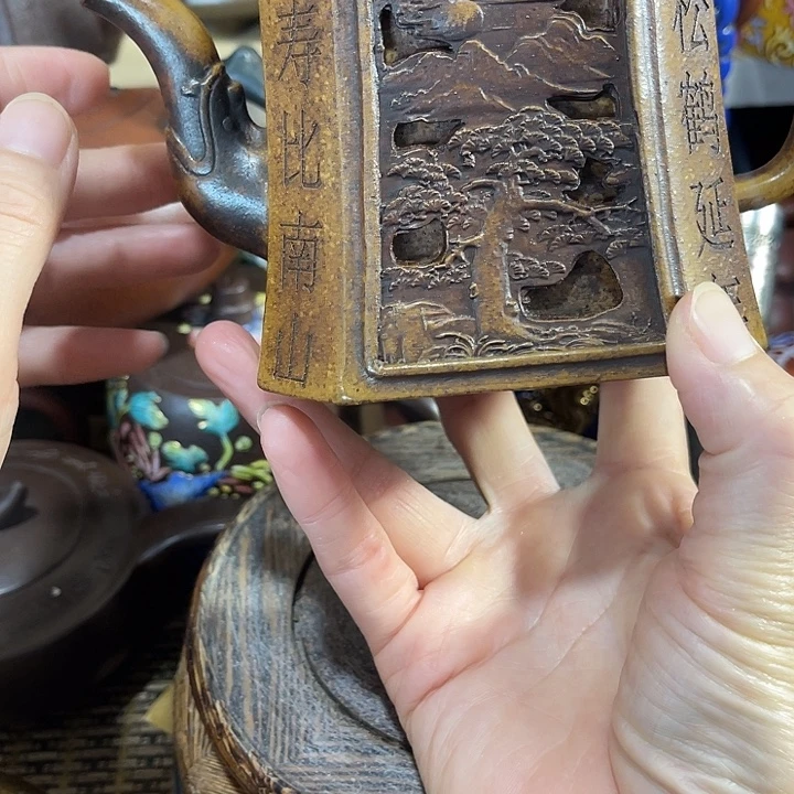 茶壶紫泥原矿泥料手工制作的一把紫砂壶。