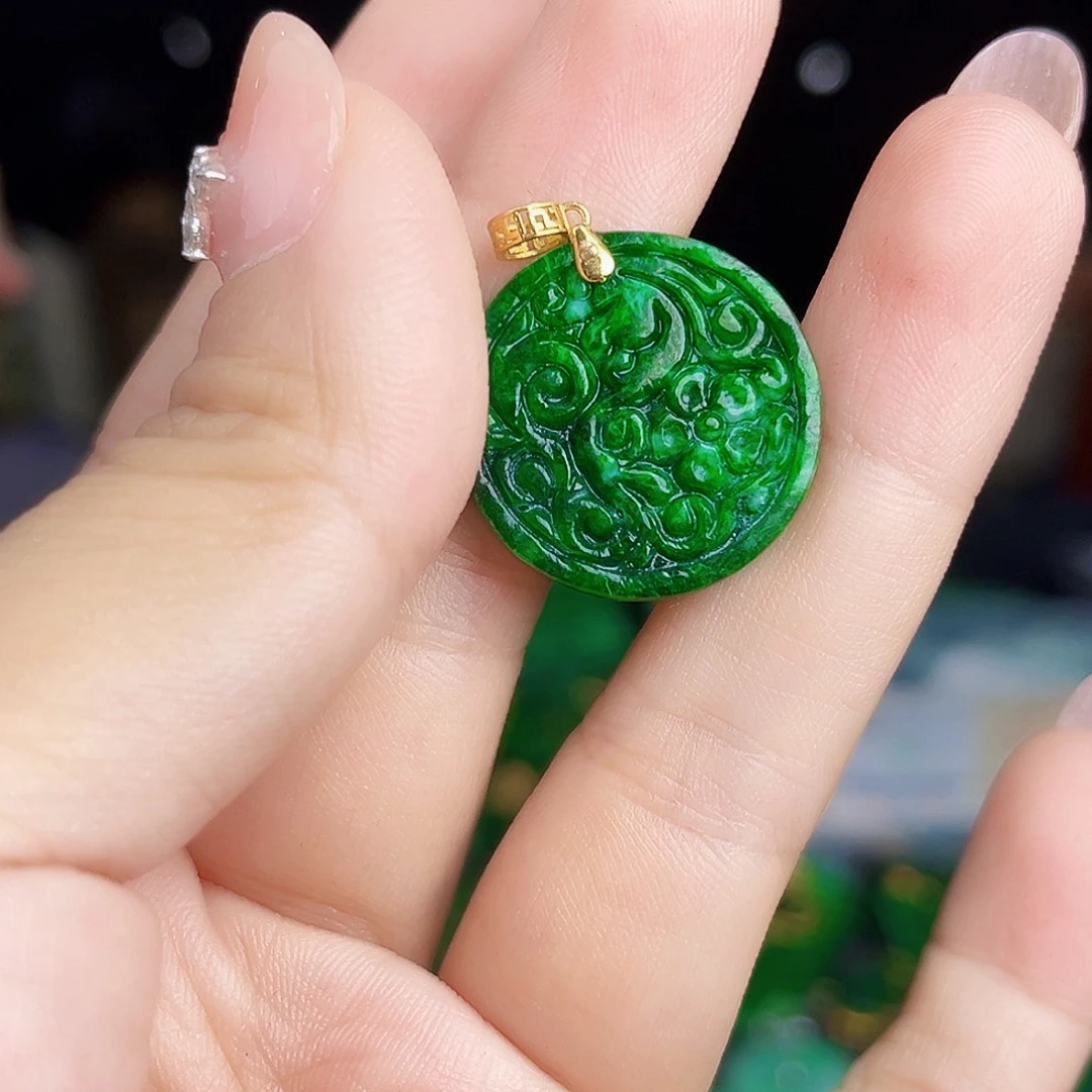 颈饰18K金镶嵌翡翠多样性