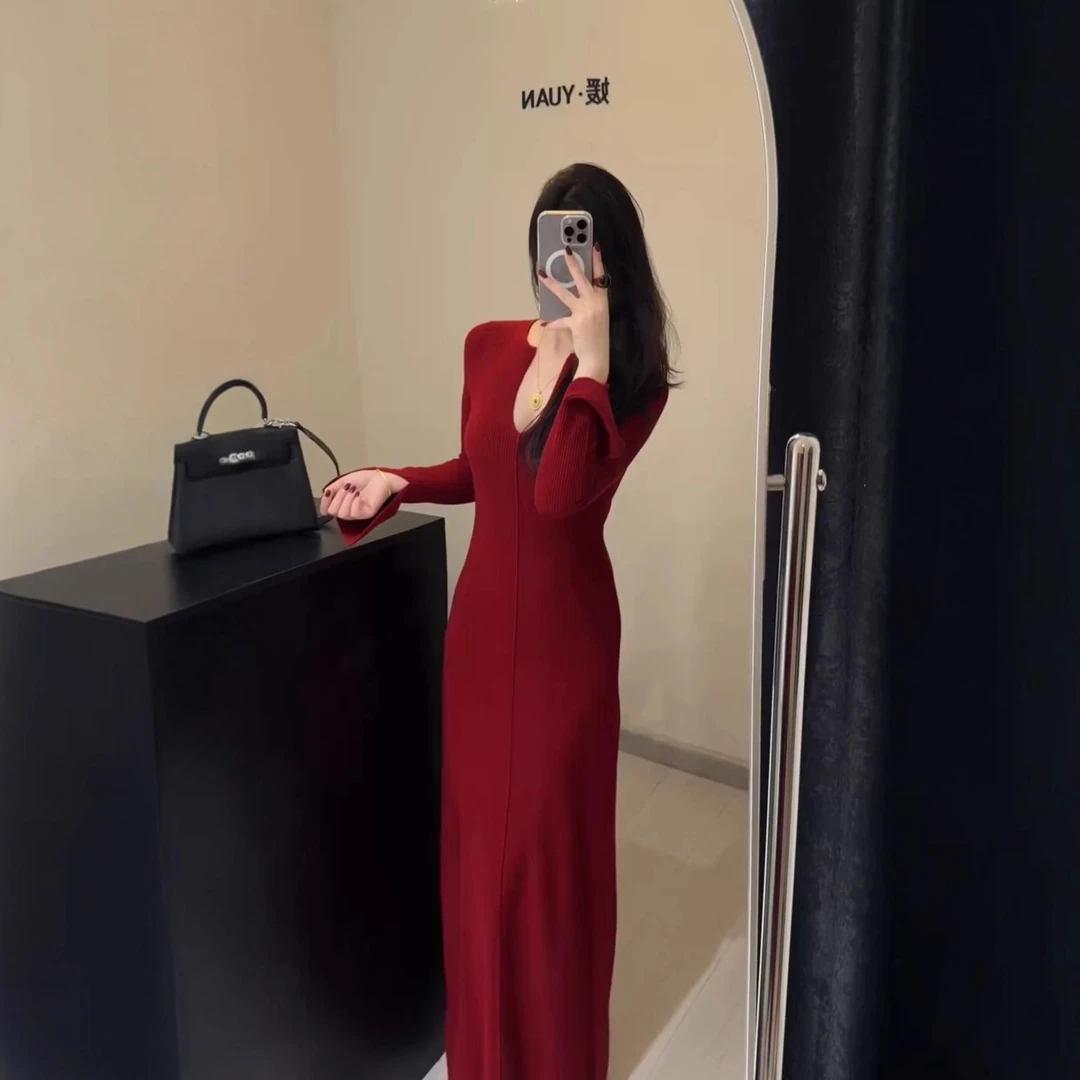 极简早秋流行穿搭红色V领针织连衣裙修身气质配大衣长裙