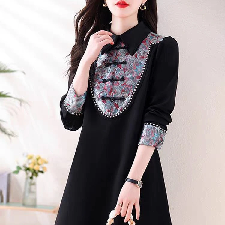 D126 新中式国风黑色宽松大码连衣裙2025女秋款复古盘扣重工a字裙