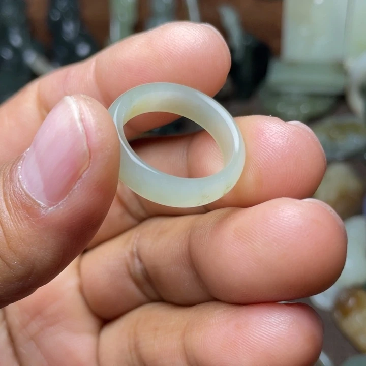 和田玉颈饰未镶嵌冷*?