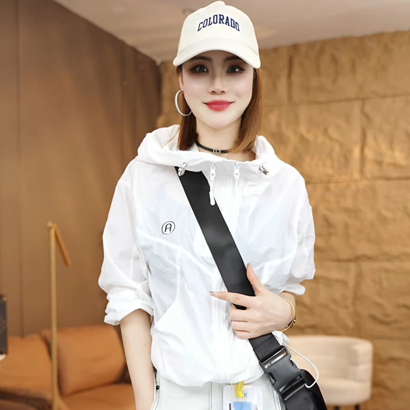 2025夏季新款高级宽松显瘦遮肉减龄休闲运动轻薄连帽防晒冲锋衣女