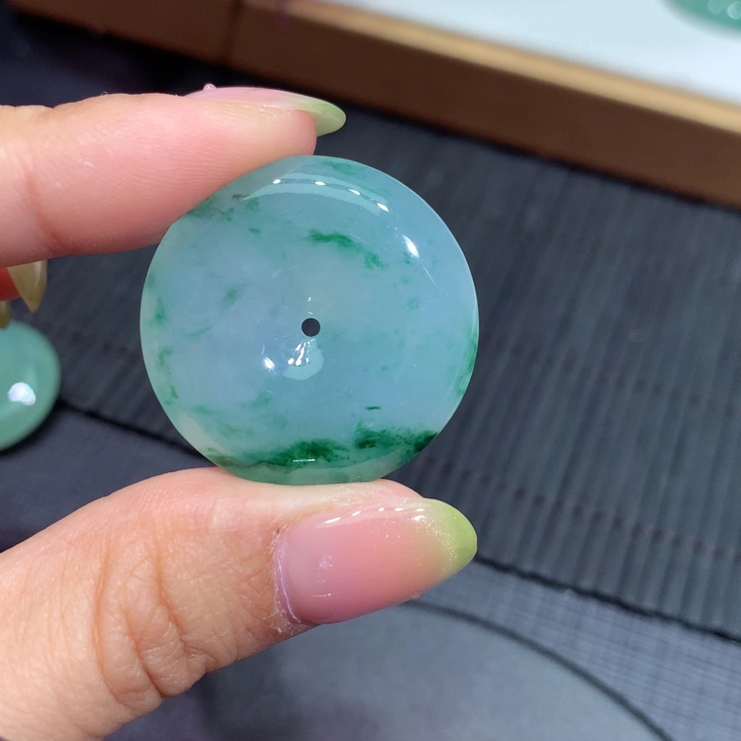 翡翠未镶嵌颈饰平安扣