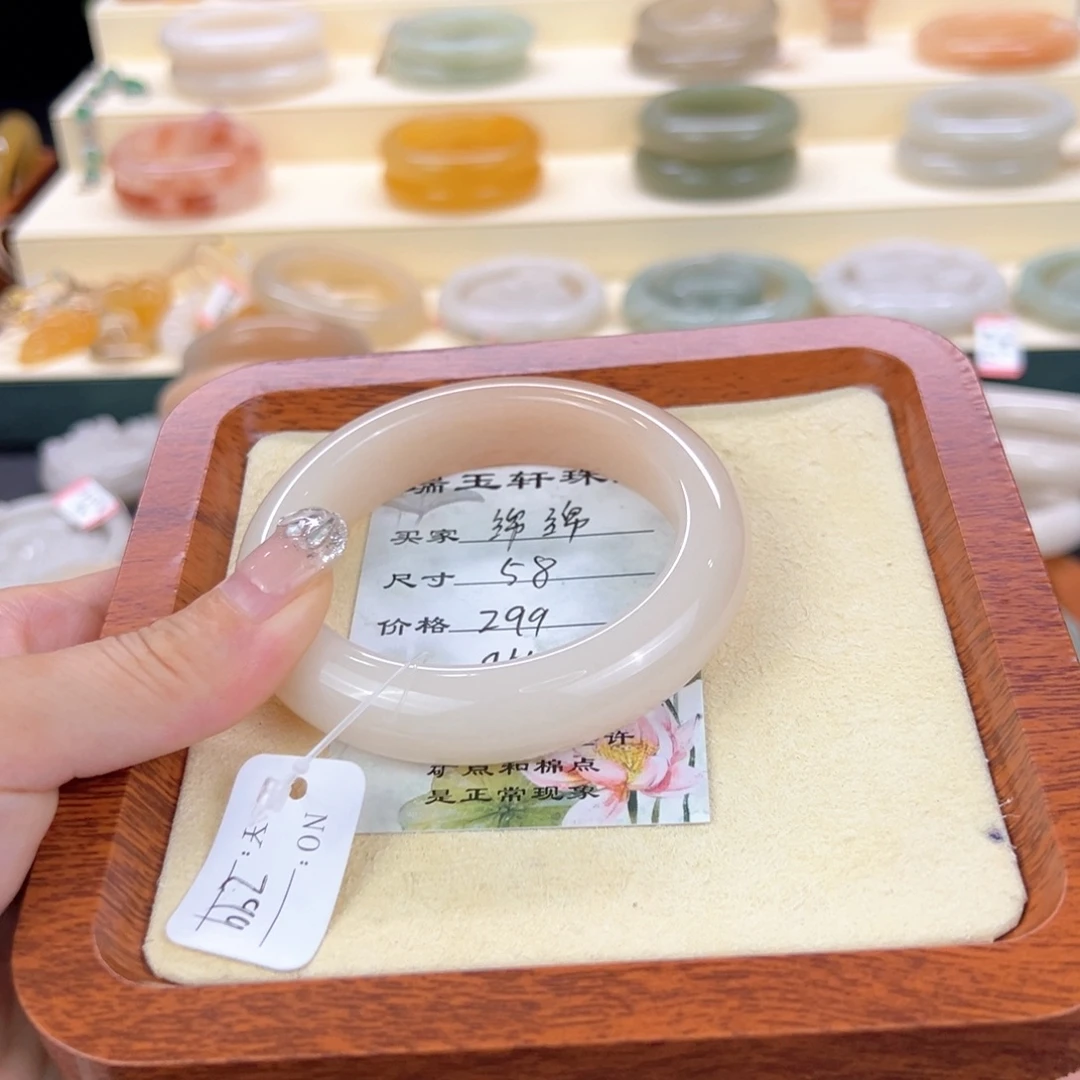 绵***绵未镶嵌手镯石英质玉