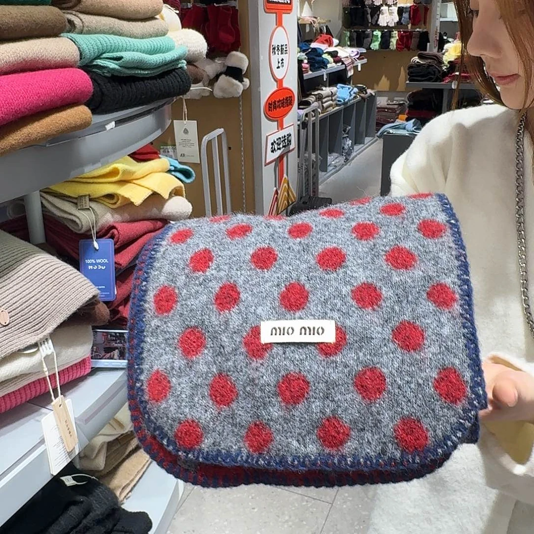 布艺非金属红色点点围巾