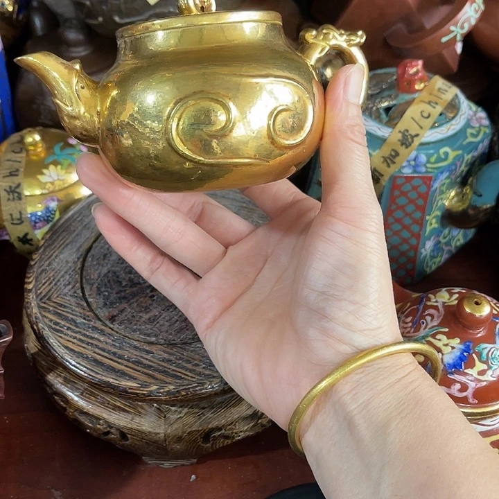 茶壶红泥原矿泥料手工制作的一把紫砂壶。