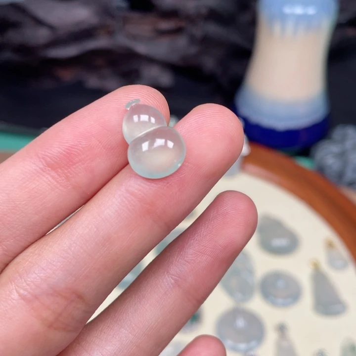 翡翠未镶嵌颈饰葫芦