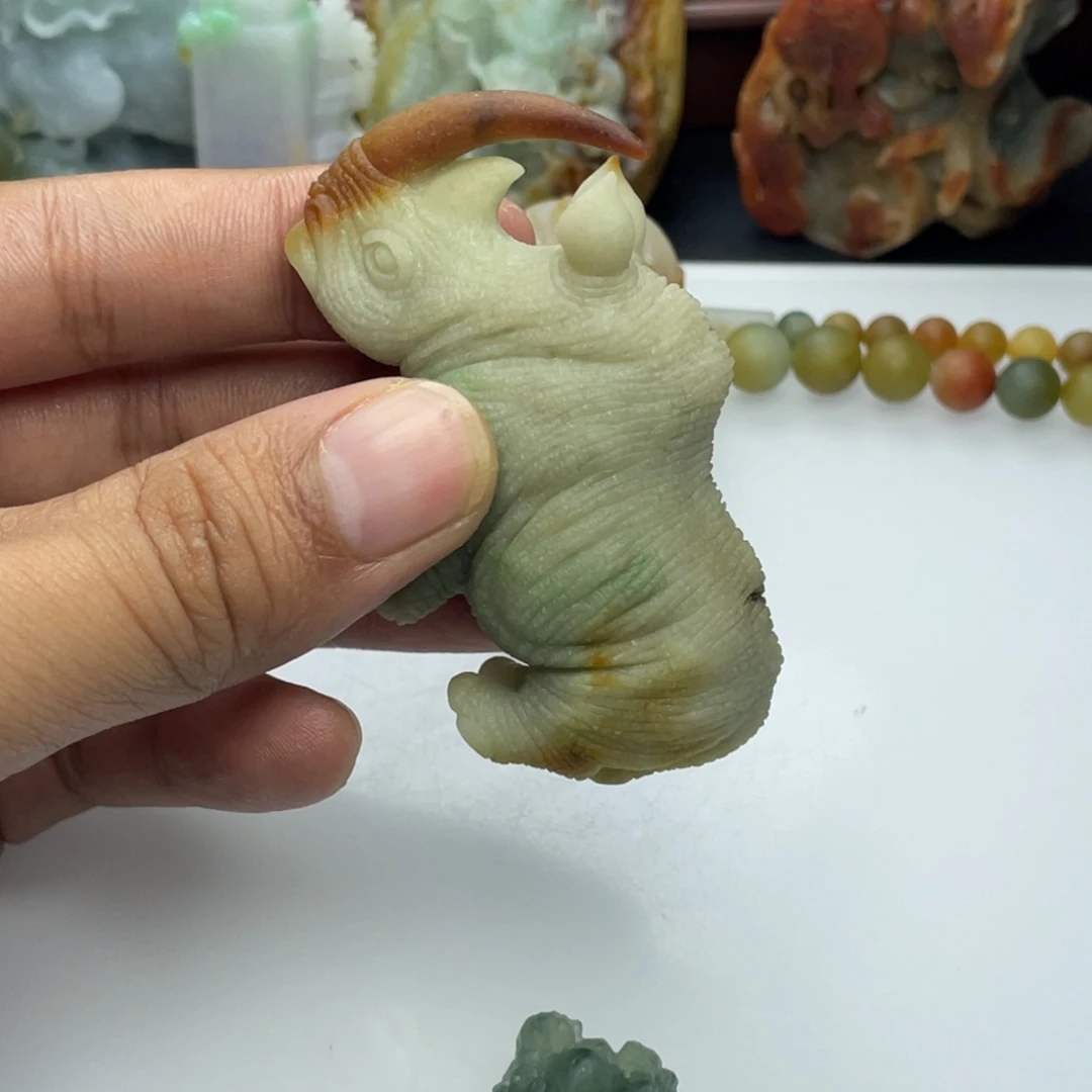 定制翡翠未镶嵌红角犀牛