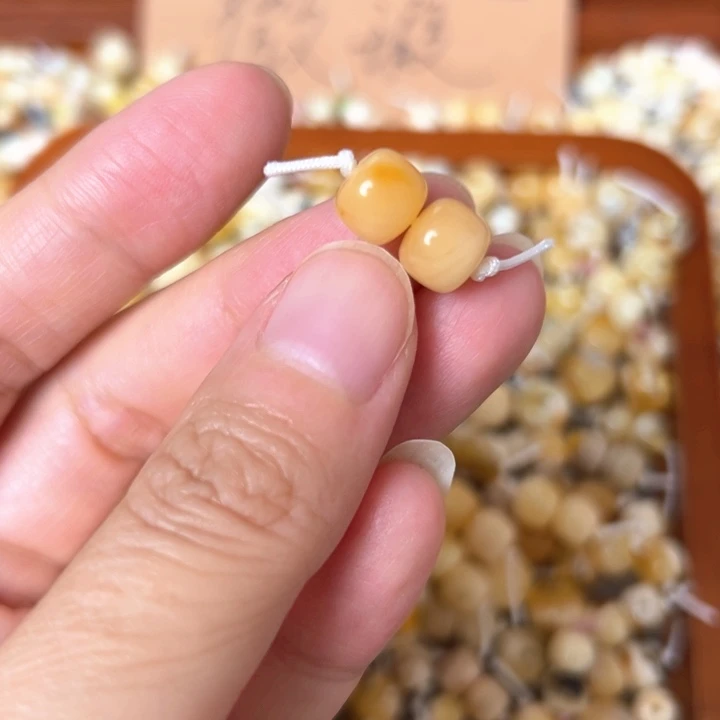 蜜蜡未镶嵌裸石8.2mm一对