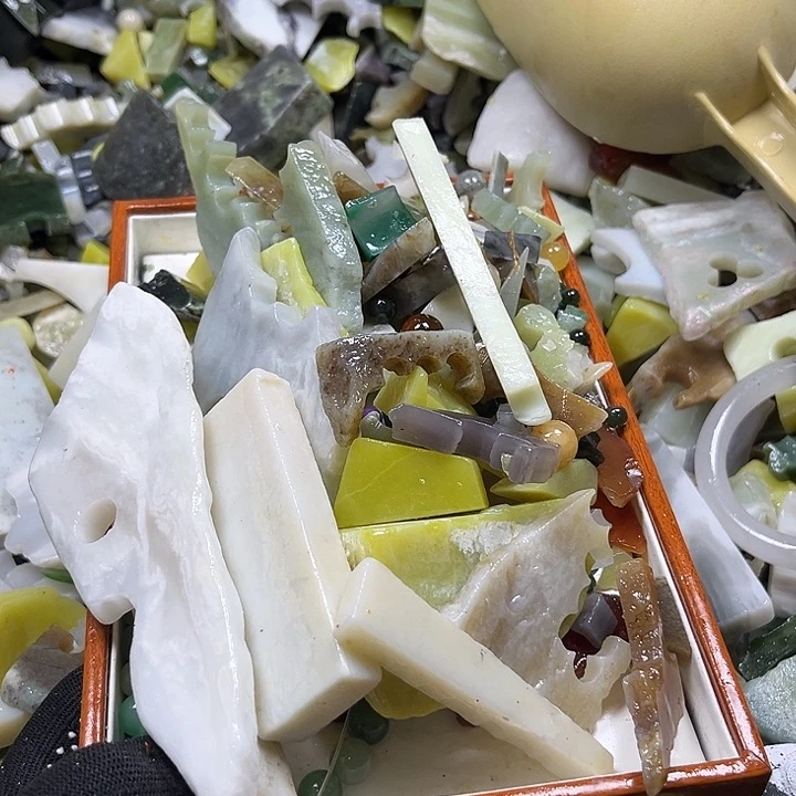 和田玉足铂镶嵌珠宝奇石大****.