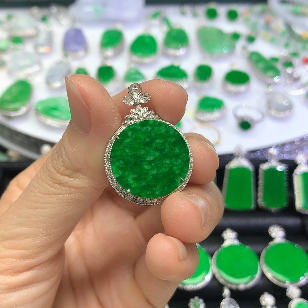 颈饰18K金镶嵌翡翠吊坠