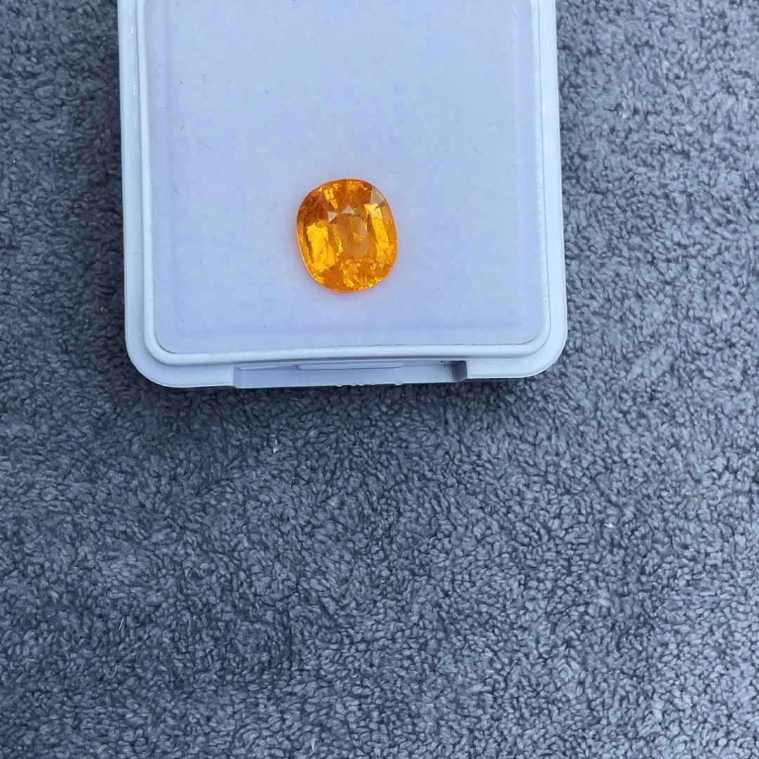 石榴石（芬达石）未镶嵌裸石4.72Ct。