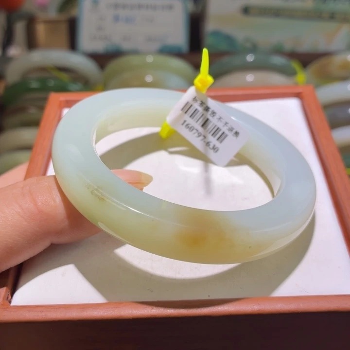 和田玉未镶嵌手镯